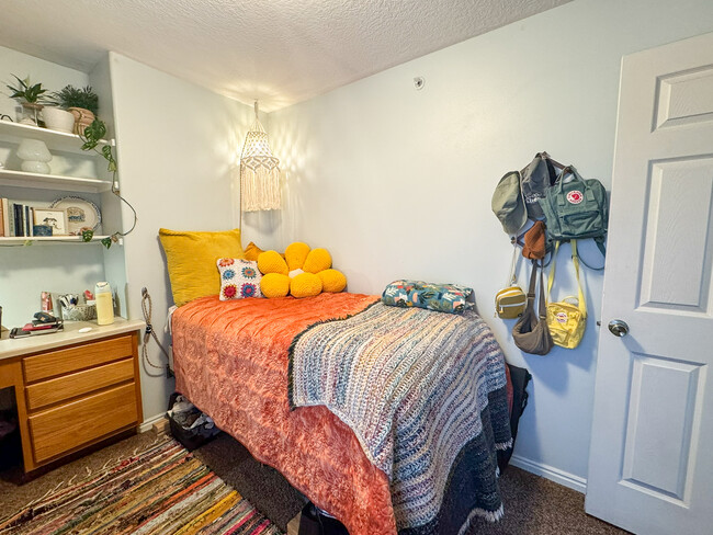 Building Photo - 1080 E 450 N