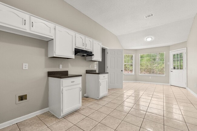 Building Photo - Updated 4 Bedroom 2 Bath Home - Open to Section 8