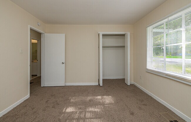 Building Photo - Oak Forest