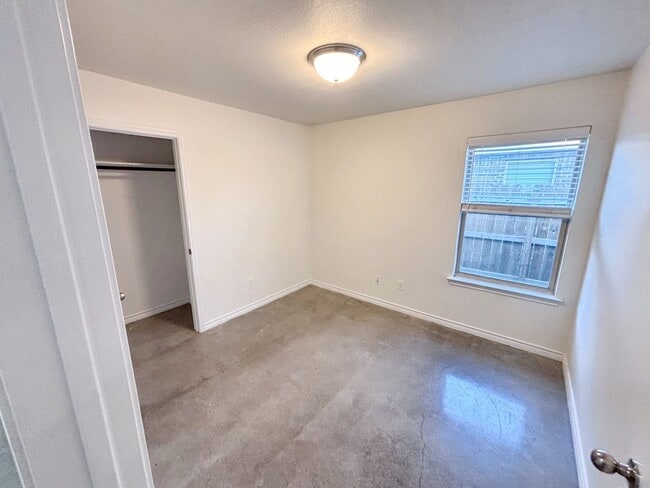 Building Photo - Modern 3-Bedroom Single-Story Home with St...