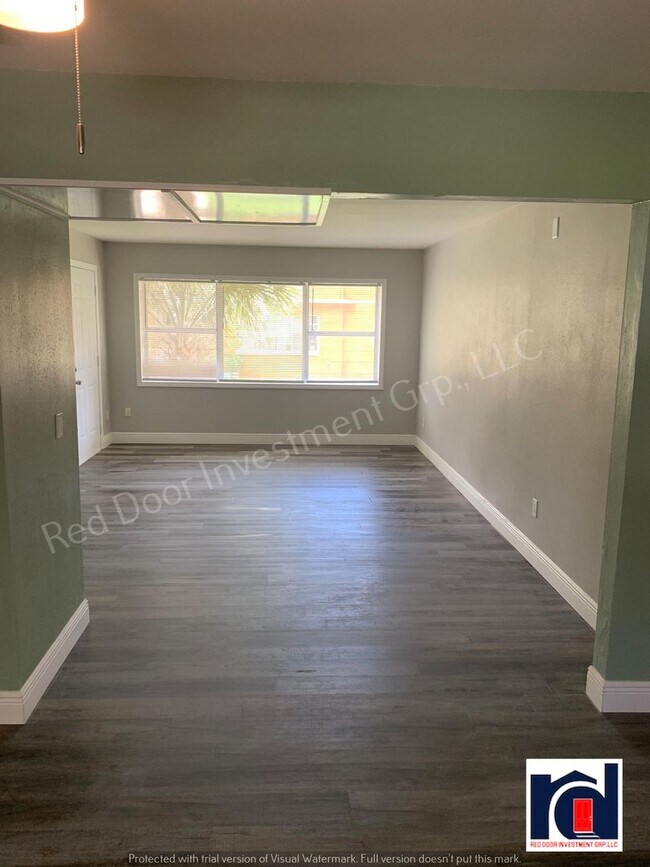 Building Photo - 2 Bedroom 1.5 Bath in the Heart of Downtow...