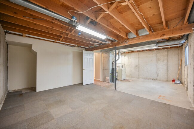 Building Photo - Duplex in Sandy - Available NOW!