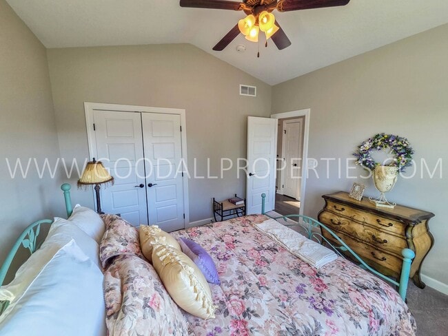 Building Photo - 3 Bed 2 Bath Home in Adel with a 3-Car Garage