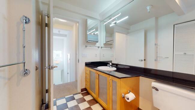 Building Photo - Amazing Oliver Loft in Emeryville!