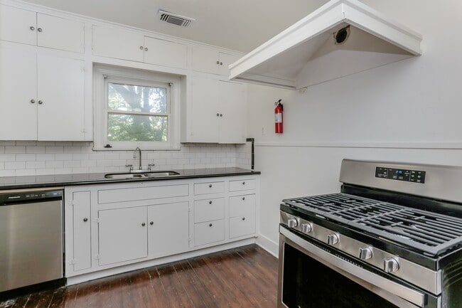 Building Photo - 1812 Banks St