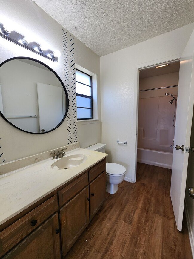 Building Photo - Cozy 2 Bedroom Duplex in Joshua
