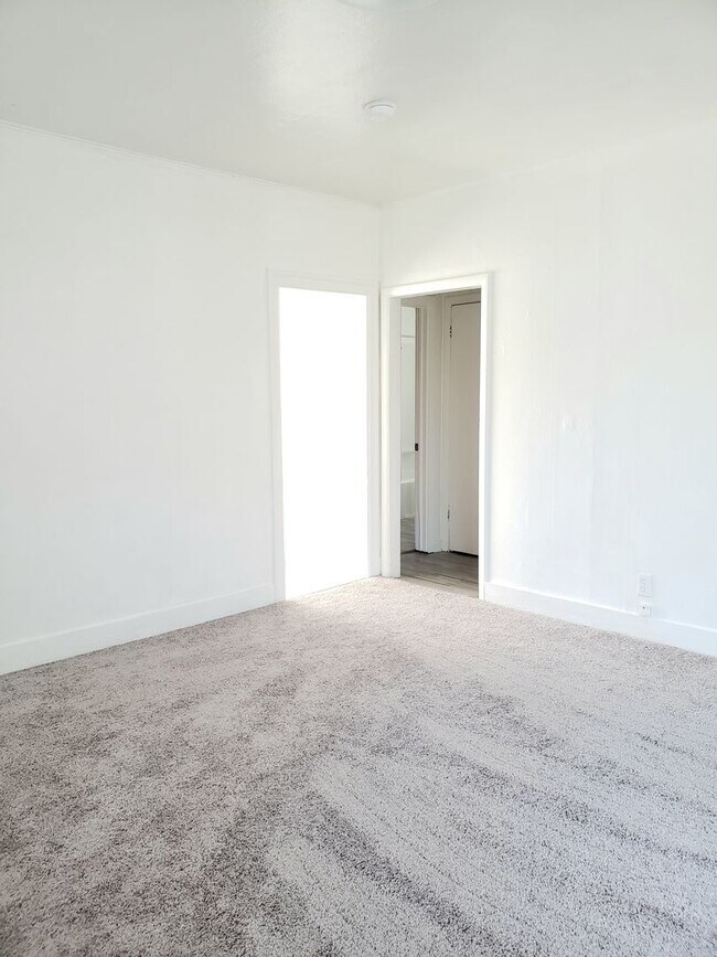Building Photo - Cozy 1 bed, 1 bath house! Centrally located with washer & dryer!