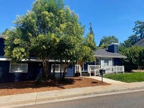 Building Photo - Roomy 3 Bedroom 2 Bathroom Home Walk to Do...