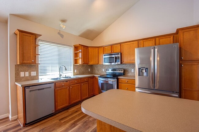 Building Photo - Extremely Spacious 3 Bedroom / 2.5 Bath Home in Bellevue!