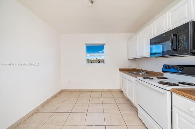 Building Photo - 520 SW Krome Terrace