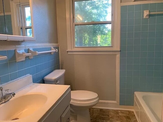 Building Photo - Cute & Cozy 3BR / 1.5BA • Hardwood Floors • Big Fenced Yard • Lawncare Included!