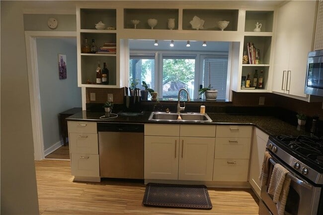 Building Photo - 2210 Lenox Rd NE