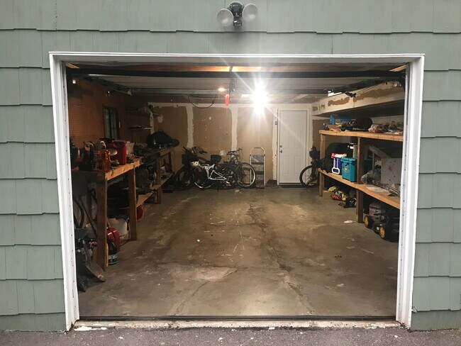 Building Photo - 2131 Cedar Ln