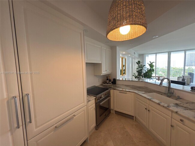 Building Photo - 9751 E Bay Harbor Dr
