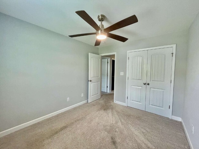Building Photo - Spacious 4 Bedroom, 2 And A Half Bath Nest...