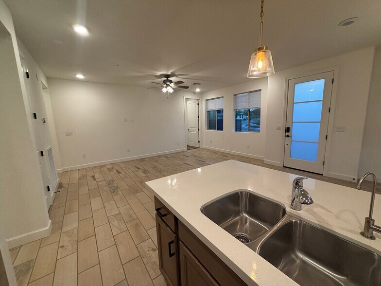 Building Photo - 2121 W Sonoran Desert Dr