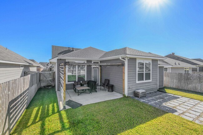 Building Photo - FEB 2026! Beautiful 3/2 Home w/ Huge Backyard in Edgewater!