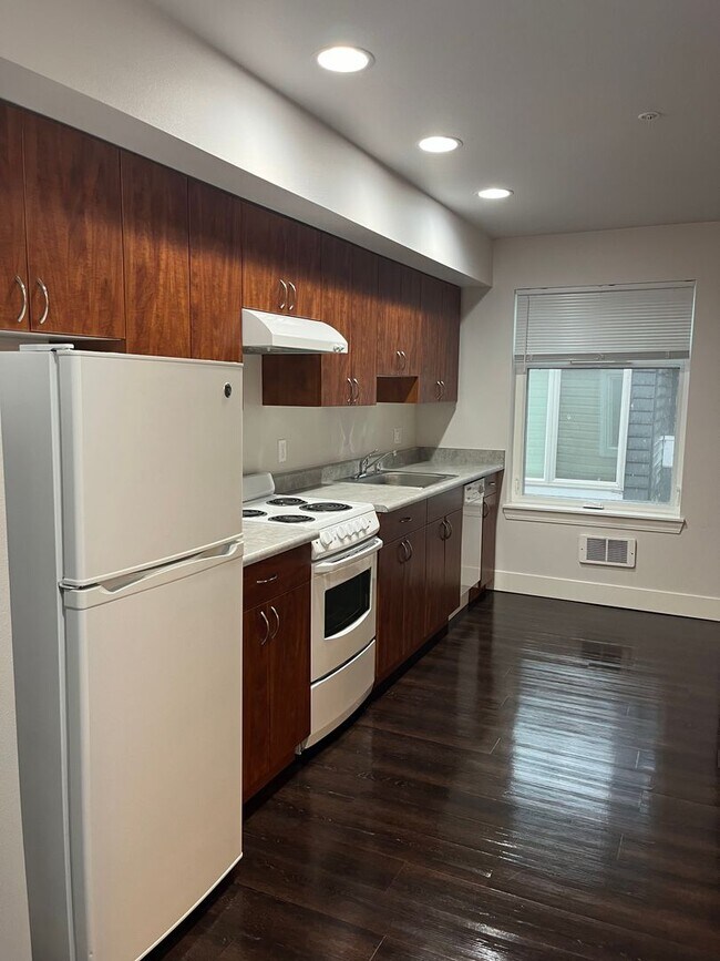 Building Photo - Yesler Place | Top Floor 0BD/1BA New Floor...