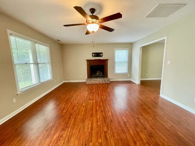 Building Photo - Charming 3-Bed Haven With 2.5 Baths In Fay...
