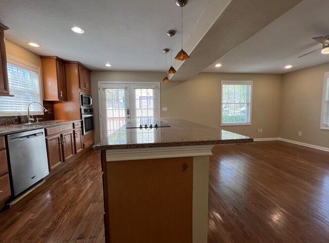 Building Photo - 429 E 63rd Terrace
