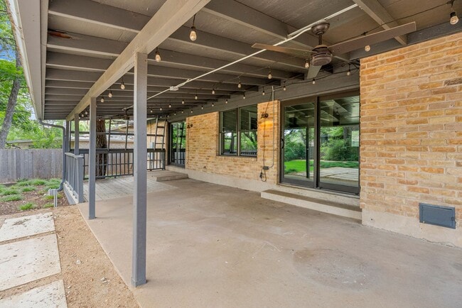 Building Photo - Beautiful 4 bedroom, 2.5 bathroom home in North Austin!!!