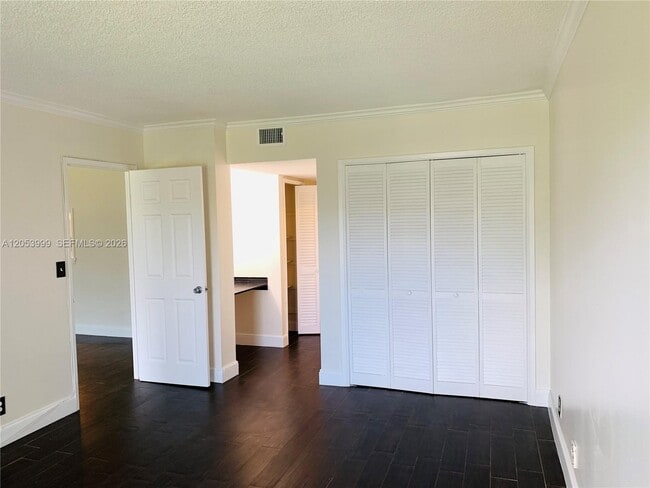 Building Photo - 2850 N Palm Aire Dr