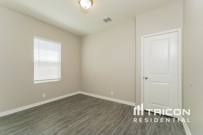 Building Photo - 14640 Maple Terrace San Antonio TX