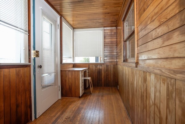 Building Photo - Old World Charm with Views of Lake Union!