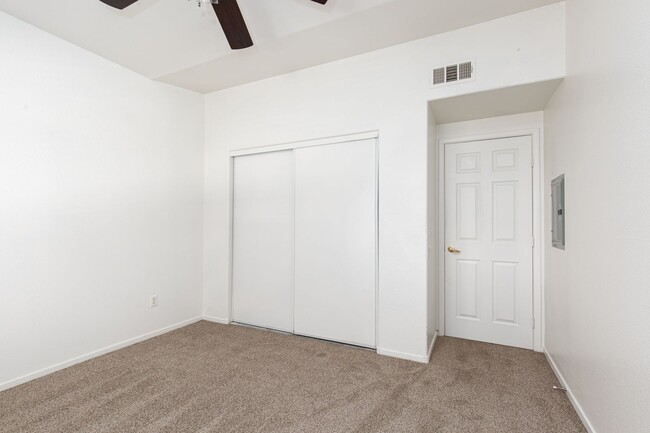 Building Photo - Enormous second story unit in upscale gated Summerlin community