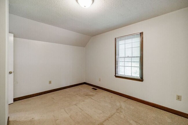 Building Photo - 145 Shadow Moss Dr