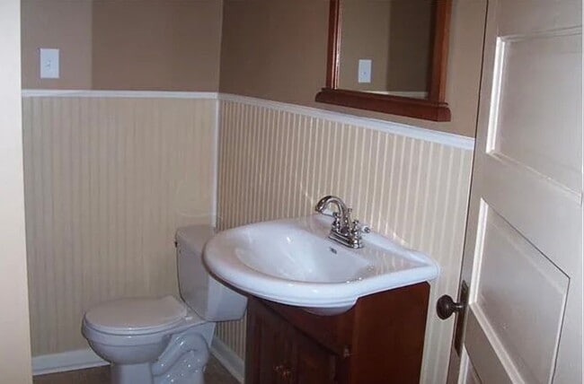 Building Photo - Sylvan Park Craftsman!!