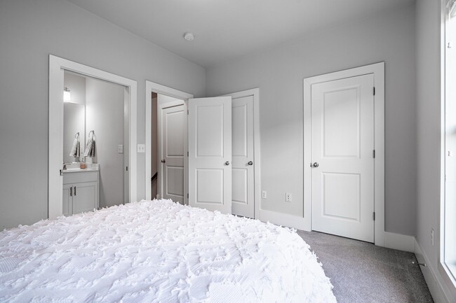 Building Photo - Furnished, 6 - 9 Month lease available.  L...