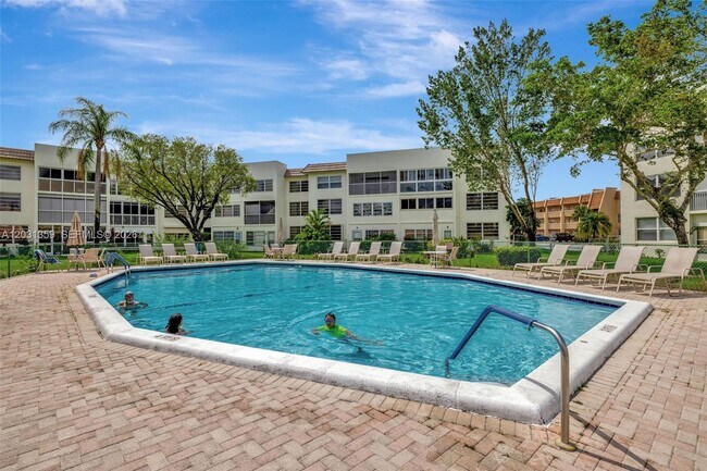 Building Photo - 6800 Royal Palm Blvd