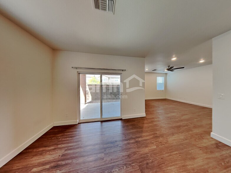 Building Photo - 647 W Hackamore Ave