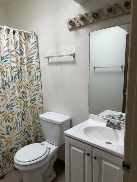 Building Photo - 433 Avenida Garza