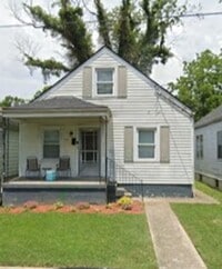 Building Photo - Large home in a great location