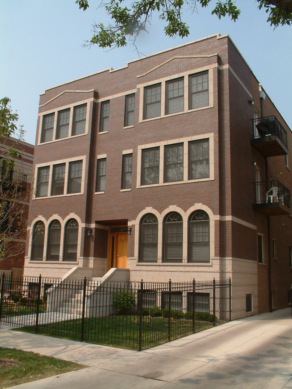 Building Photo - 1522 W Greenleaf Ave