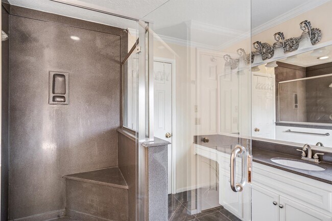 Building Photo - 2630 Lakeway Dr