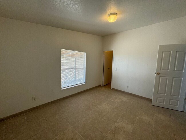 Building Photo - Manufactured Home in Lucerne Valley