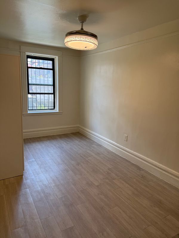 Building Photo - 2574 Bainbridge Ave