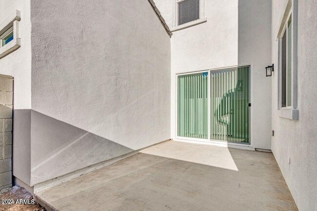 Building Photo - 4853 E St John Rd