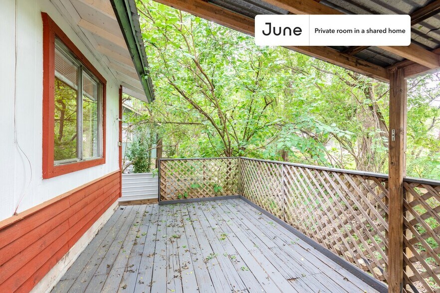 Building Photo - Room in Shared 3 bed/1.5 bath home