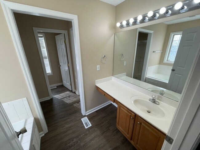 Building Photo - Large Home in Shelbyville For Rent