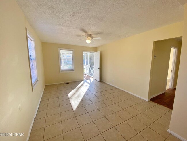 Building Photo - Home Centrally Located in Marianna, FL