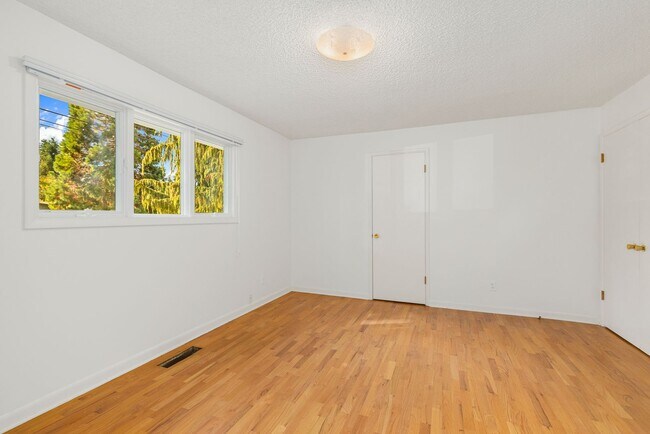 Building Photo - 1828 N 163rd St