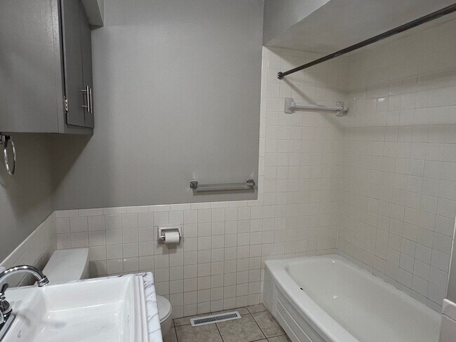 Building Photo - Well-Maintained 3 Bed / 2 Bath near Mercy Hospital
