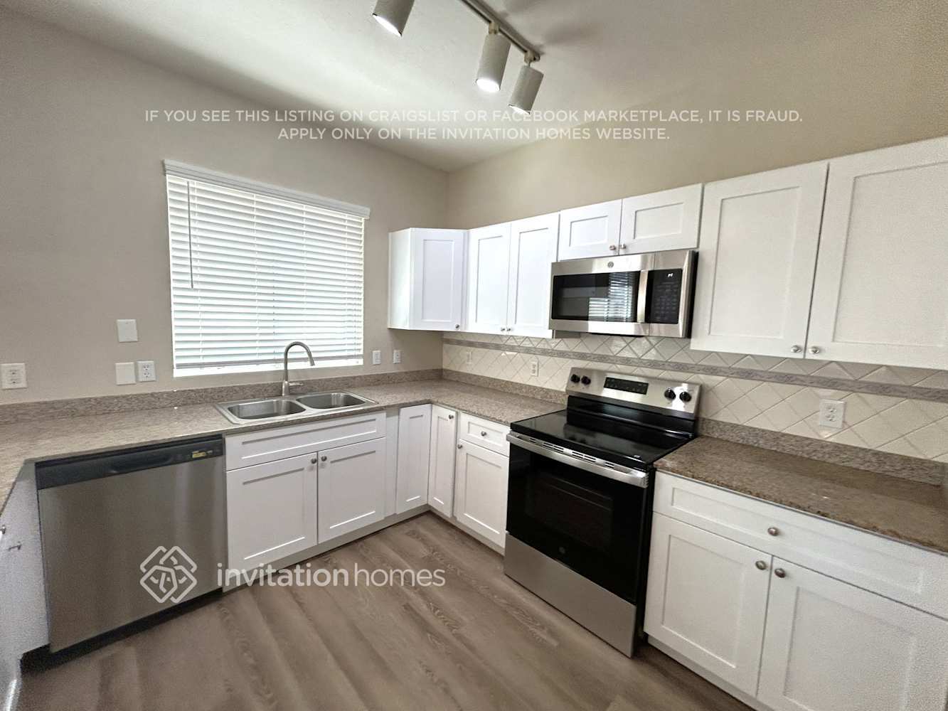 Building Photo - 7421 S 40th Ln