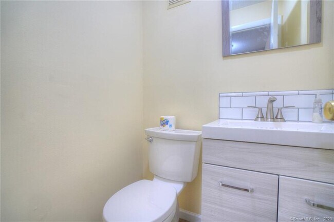 Building Photo - 528 Shennecossett Rd