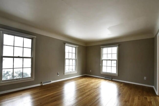 Building Photo - 4576 Wagon Wheel Dr