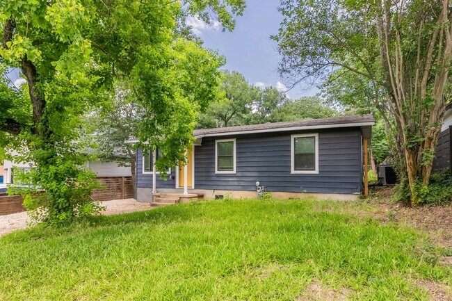 Building Photo - Charming & Updated Mid-Century 3 Bed/1 Bath in East Austin!
